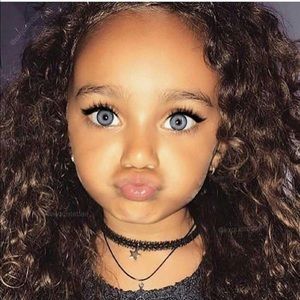 Meet your Posher, Mona